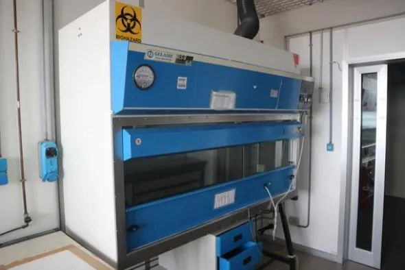 33#2717 Cappa Gelaire e arredi laboratorio