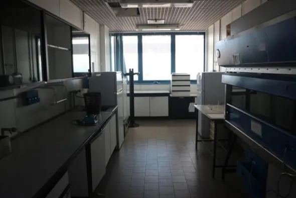 33#2717 Cappa Gelaire e arredi laboratorio
