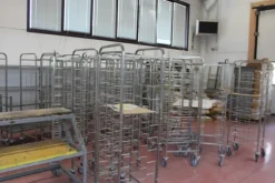 5#7094 Carrelli e banchi da lavoro