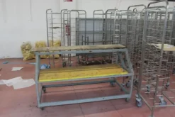 5#7094 Carrelli e banchi da lavoro
