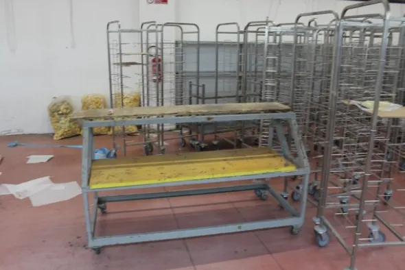 5#7094 Carrelli e banchi da lavoro