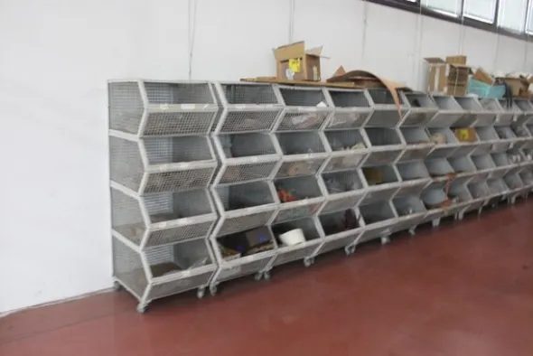 5#7094 Carrelli e banchi da lavoro