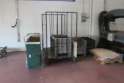 5#7094 Carrelli e banchi da lavoro