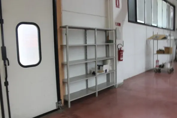 5#7094 Carrelli e banchi da lavoro