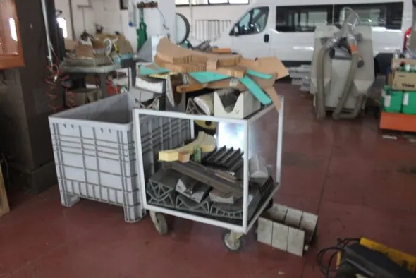 5#7094 Carrelli e banchi da lavoro