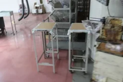 5#7094 Carrelli e banchi da lavoro