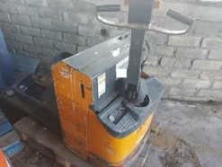 29#7675 Carrelli elevatori OM e attrezzatura