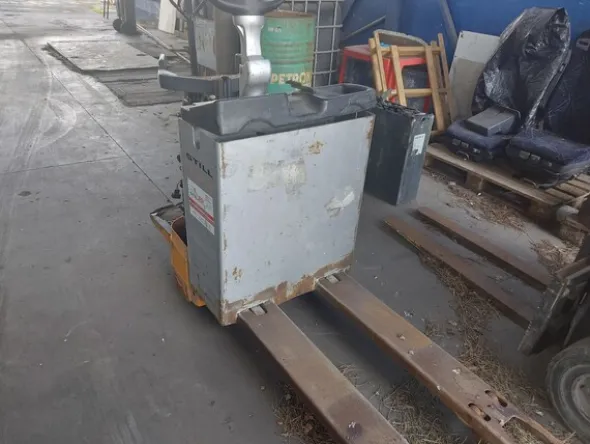 29#7675 Carrelli elevatori OM e attrezzatura