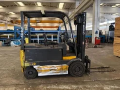 5#9706 Carrelli elevatori, segatrice a nastro e isola di pesatura