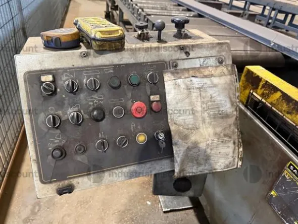5#9706 Carrelli elevatori, segatrice a nastro e isola di pesatura