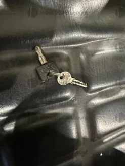 5#9706 Carrelli elevatori, segatrice a nastro e isola di pesatura