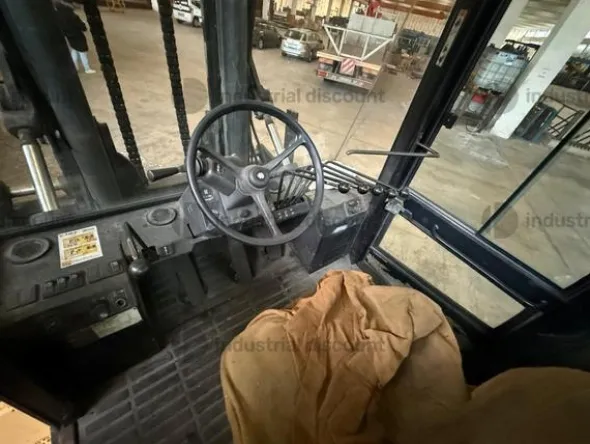 5#9706 Carrelli elevatori, segatrice a nastro e isola di pesatura