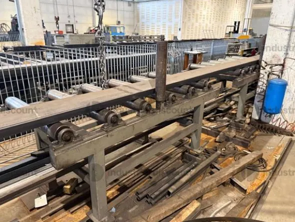 5#9706 Carrelli elevatori, segatrice a nastro e isola di pesatura