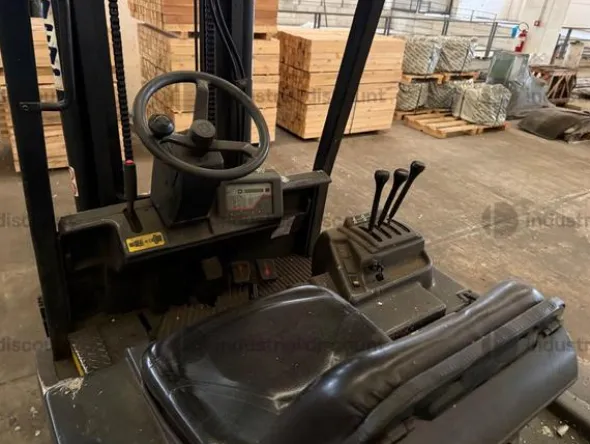 5#9706 Carrelli elevatori, segatrice a nastro e isola di pesatura