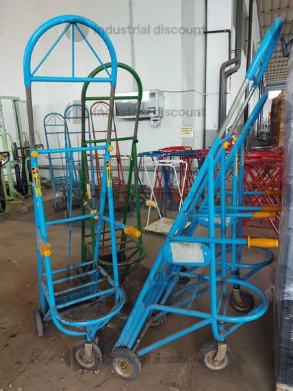 35#9470 Carrelli in metallo porta ceste