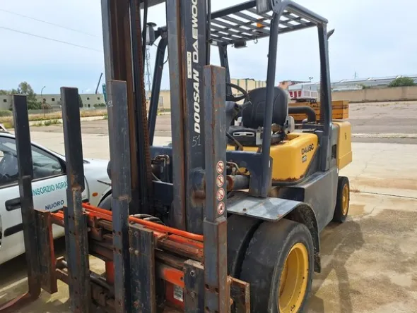 51#8350 CARRELLO ELEVATORE Doosan Daewoo D40SC