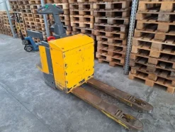 2#8242 Carrello elevatore elettrico Mitsubishi-Ungheinrich e transpallet manuale levante