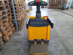 2#8242 Carrello elevatore elettrico Mitsubishi-Ungheinrich e transpallet manuale levante