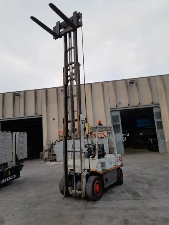 2#8048 Carrello elevatore OM DI 40 C