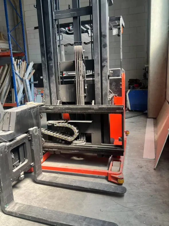 CARRELLO ELEVATORE RETRATTILE A TRE VIE