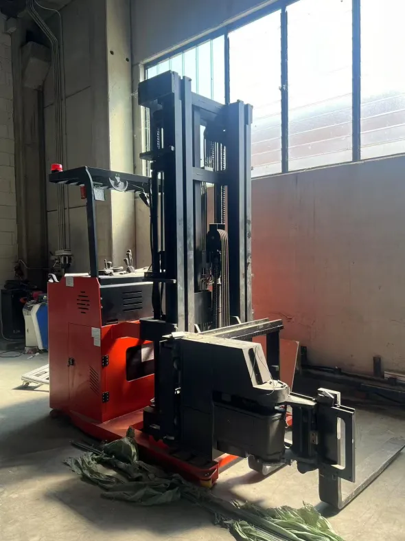 CARRELLO ELEVATORE RETRATTILE A TRE VIE