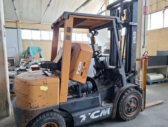 40#8350 CARRELLO ELEVATORE TCM FD