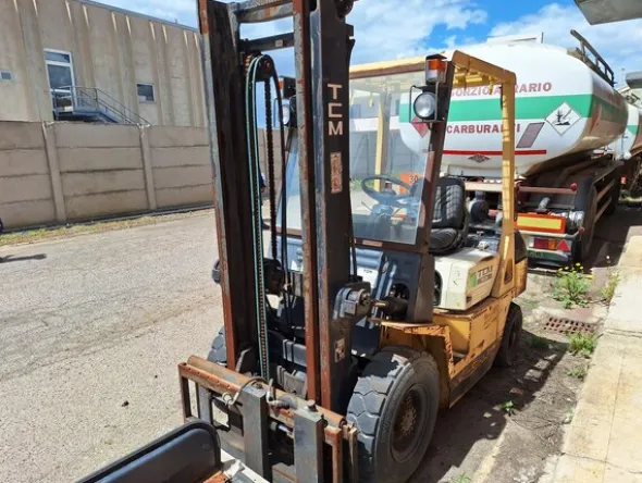17#8350 CARRELLO ELEVATORE TCM FD 25