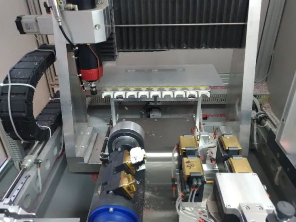 CENTRO DI LAVORO 4 ASSI PER FRESATURA FRONTALI