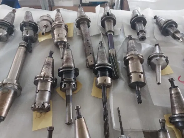 1#8288 Centro di lavoro Mikron e accessori vari