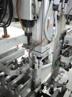 Centro di lavoro per profili FOM INDUSTRIE
