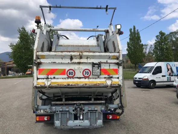 1#4265 Compattatore Iveco 100 E4 con attrezzatura Farid MK2