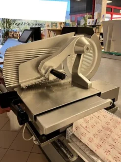 1#7741 Compendio di azienda dedita alla macellazione e al commercio all'ingrosso di bestiame