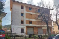 #19451 Complesso artigianale con cortile e pertinenze