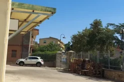 #21452 Complesso artigianale con cortile e pertinenze