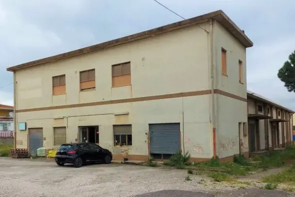 #20408 Complesso artigianale con cortile e pertinenze