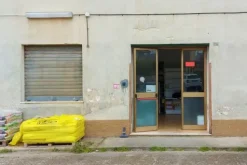 #20408 Complesso artigianale con cortile e pertinenze