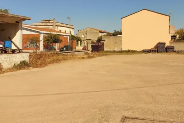 #20410 Complesso artigianale con cortile e pertinenze