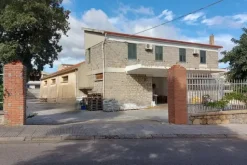 #21462 Complesso artigianale con cortile e pertinenze