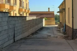 #19450 Complesso artigianale con cortile e pertinenze