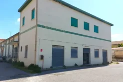 #21454 Complesso artigianale con cortile e pertinenze