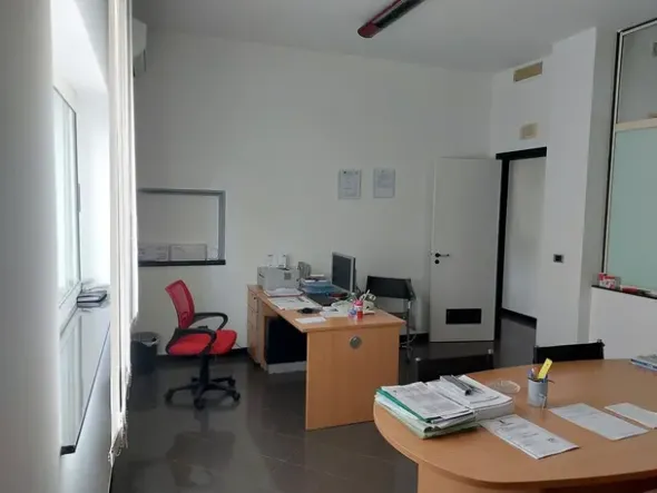 #18407 Complesso commerciale composto da capannoni, tettoie ed un edificio con uffici ed abitazione