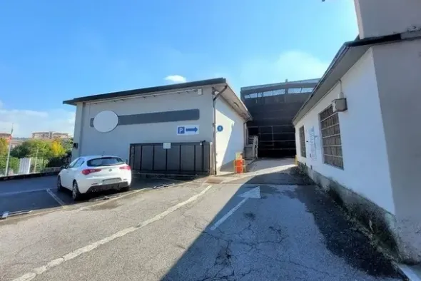 #23530 Complesso commerciale con depositi esterni