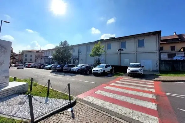 #23530 Complesso commerciale con depositi esterni