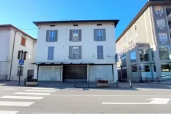 #23531 Complesso commerciale e ampio parcheggio