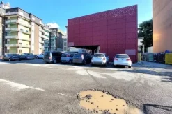 #23531 Complesso commerciale e ampio parcheggio