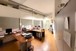 #23531 Complesso commerciale e ampio parcheggio
