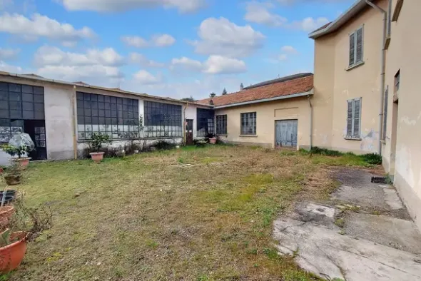 #19899 Complesso con area esterna a destinazione residenziale