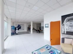 #21012 Complesso immobiliare con supermercato, concessionaria, appartamenti e uffici