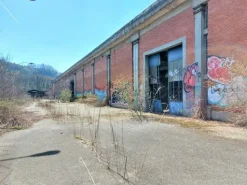 #21643 Complesso industriale da riqualificare con terreno edificabile