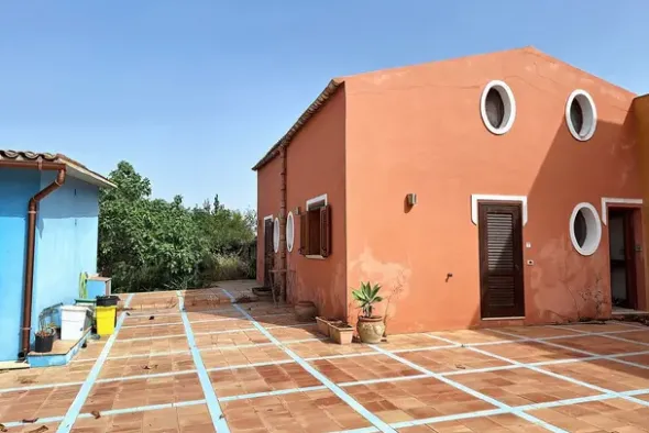 #23786 Complesso turistico-ricettivo con piscina e terreno